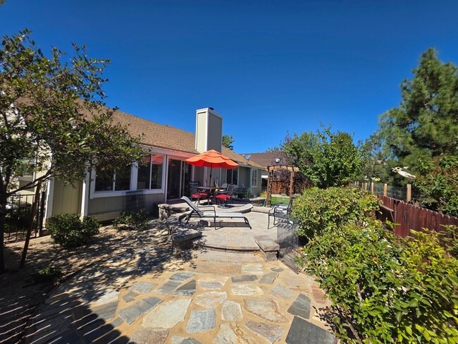 Building Photo - Northwest 4 bedroom, 2 bath with AMAZING V...