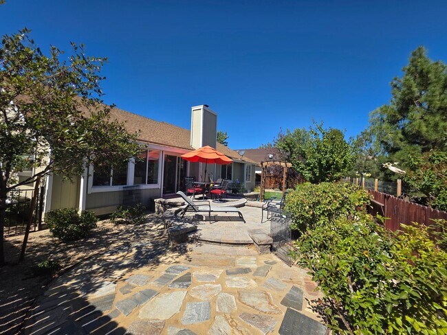 Foto del edificio - Northwest 4 bedroom, 2 bath with AMAZING V...