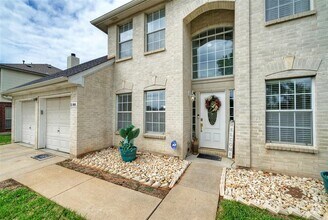 Building Photo - 15000 Big Falls Dr