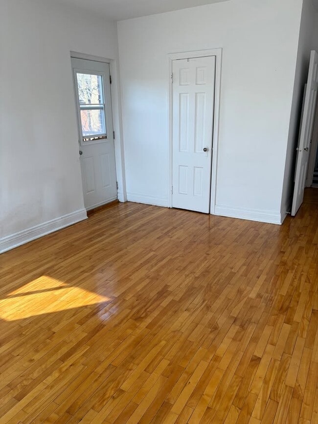 Building Photo - 5805 Chem. de la Côte St Luc