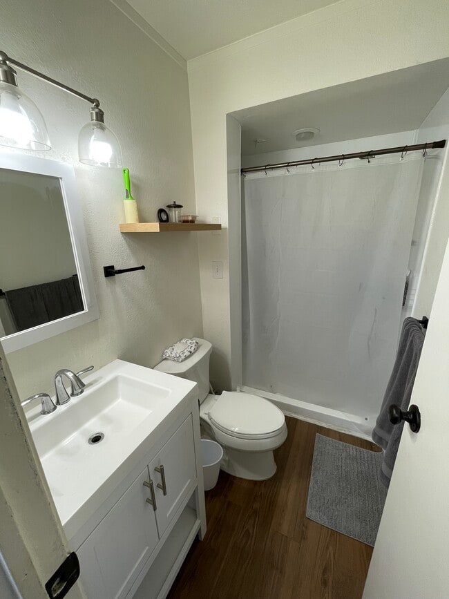 Down stairs bathroom - 98939 Noelani St