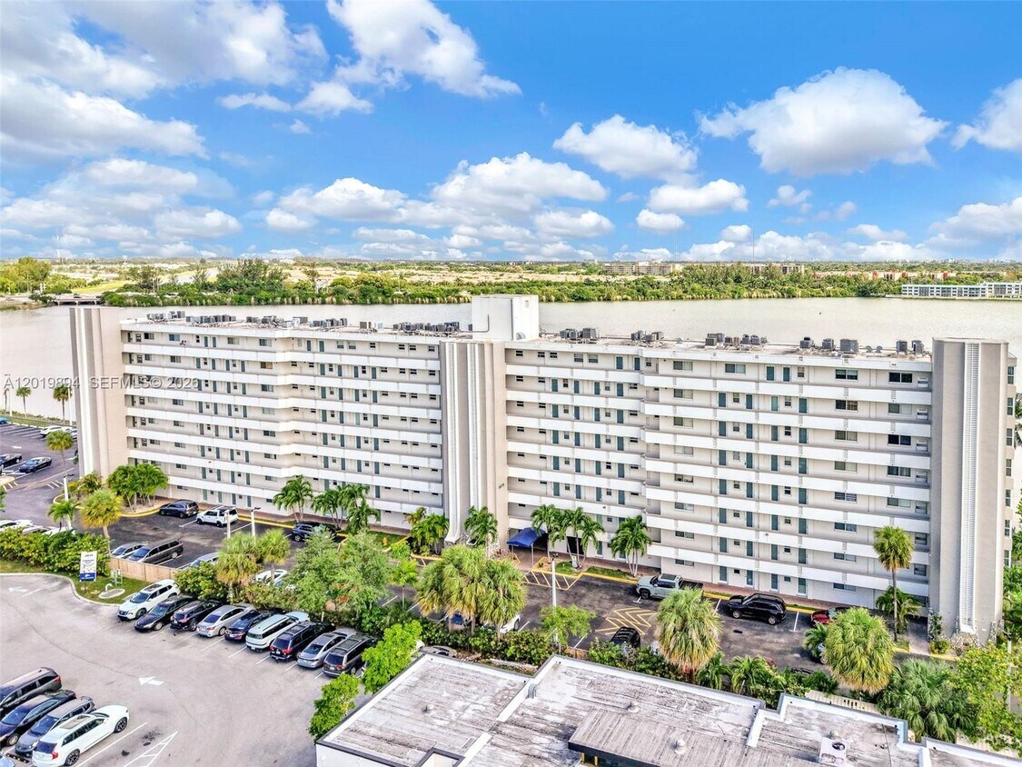 Foto del edificio - 1075 NE Miami Gardens Dr
