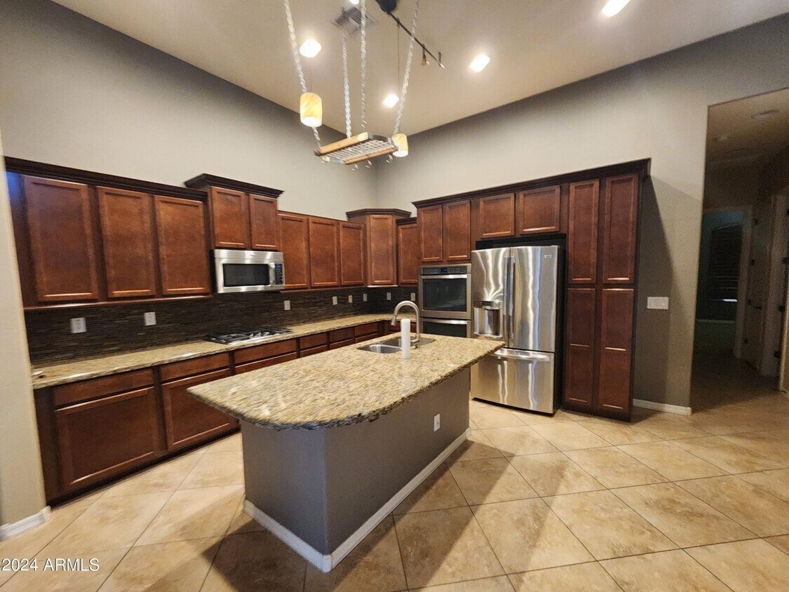 Building Photo - Gated community single level home within t...
