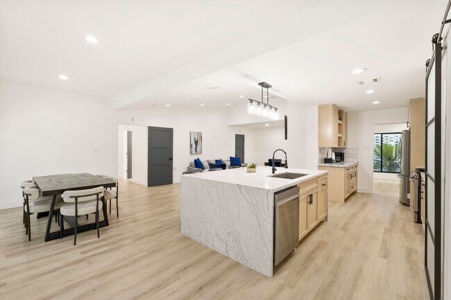 Foto del edificio - 3327 Freshmeadows Dr
