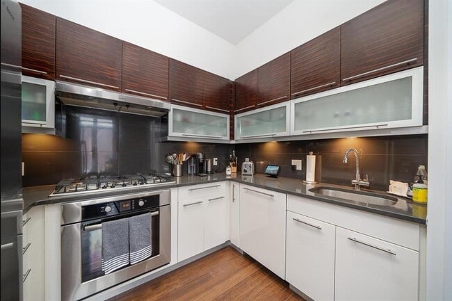 Building Photo - 650 Montgomery St