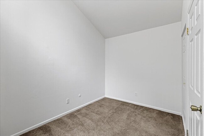 Building Photo - 703 Camelback Ct
