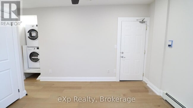 Photo du bâtiment - 2002 Queen St E