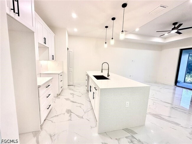 Building Photo - 2404 Dickens Ave N