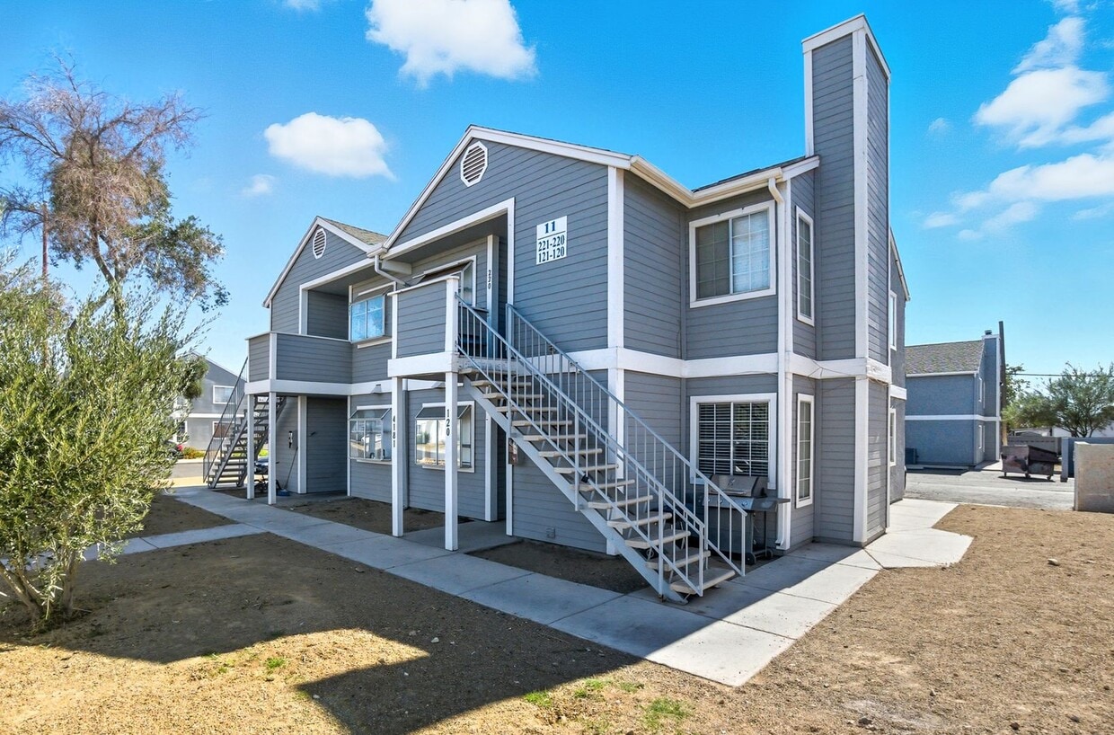 Foto principal - Charming 2-Bedroom Downstairs Unit with Fi...