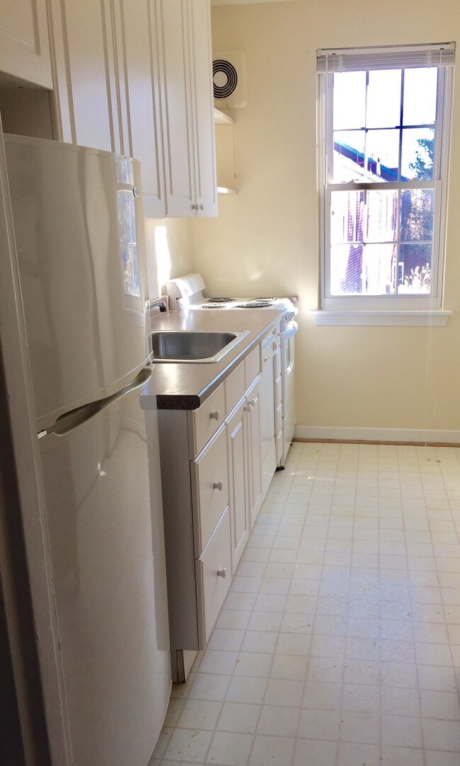 kitchen - 3407 Commonwealth Ave