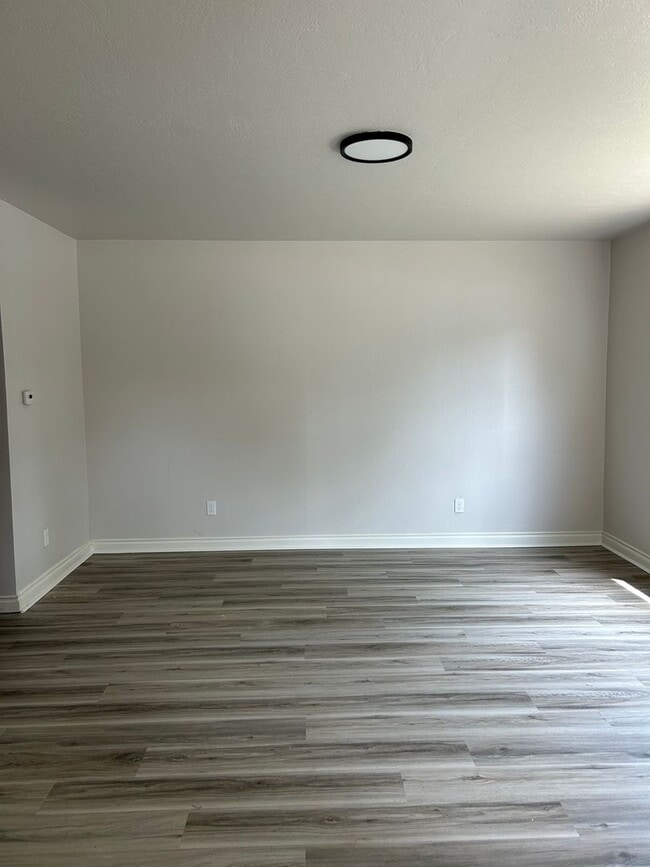 Building Photo - (935) Western Blvd - 3 Bedroom / 2 Bathroom Duplex Home - Updated