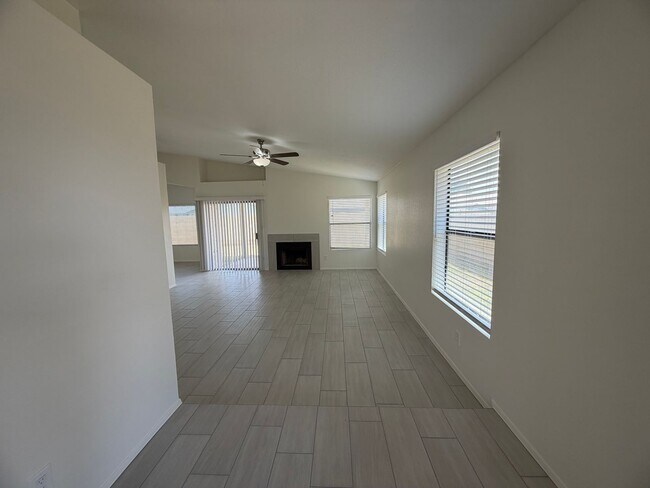 Foto del edificio - Fully Remodeled Glendale Home with NO HOA