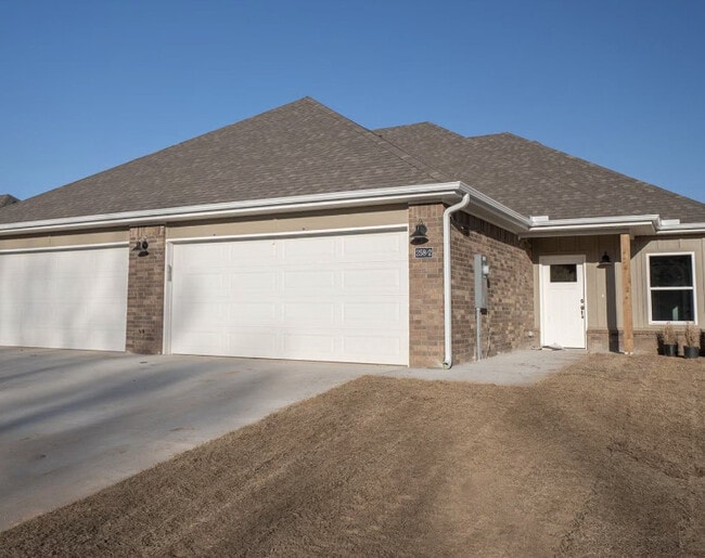 Building Photo - Farmington Hills Duplexes