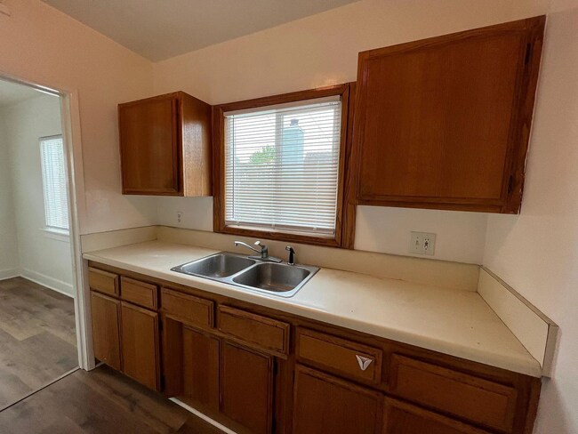 Foto del edificio - All new paint and new flooring throughout.