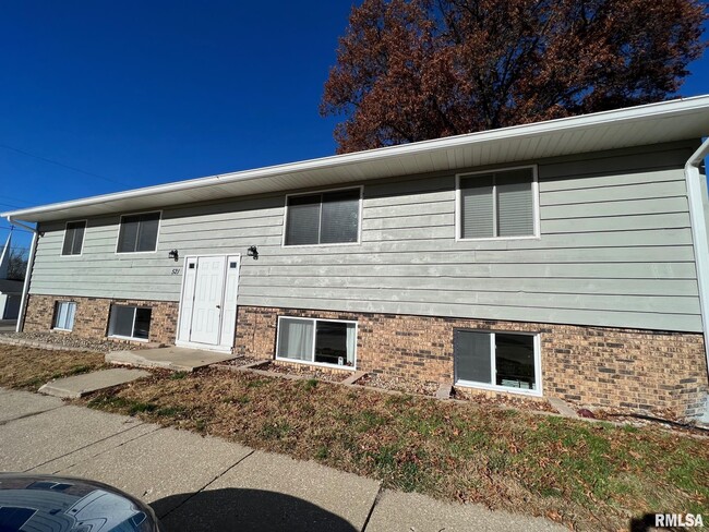 Building Photo - 521 3rd St