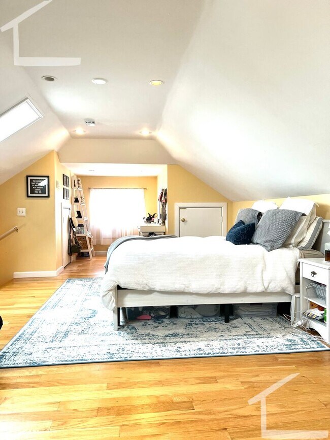 Building Photo - Newly renovated 3 bedroom with a bonus room