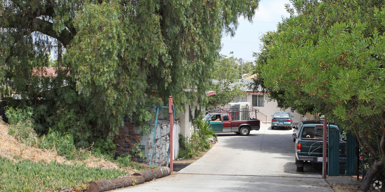 Foto del edificio - 3272 Logan Ave