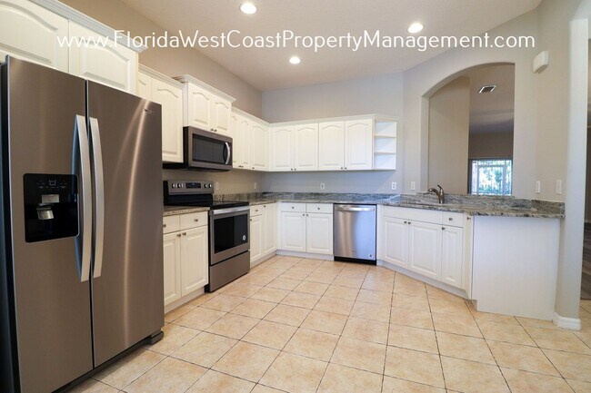 Building Photo - LOVELY 3 BEDROOM/ 2 BATH PLUS FENCED YARD!...