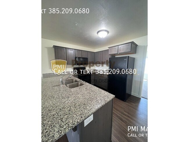 Building Photo - Spacious 3-Bedroom Apartment in American F...