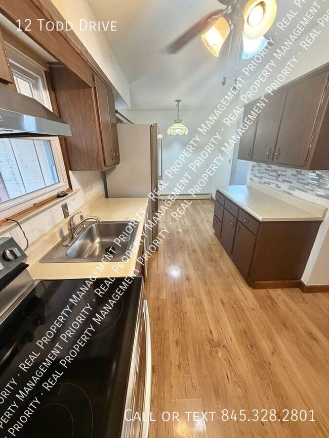 Foto del edificio - 12 Todd Dr