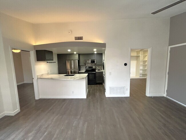 Foto del edificio - OAK CREEK DR UNIT D ONTARIO 91761  (2 BED / 2 BATH)