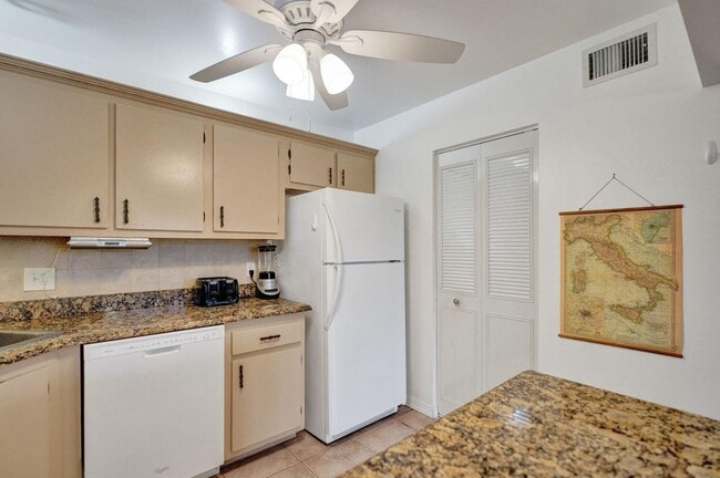 Foto del edificio - 5900 Whispering Pine Way