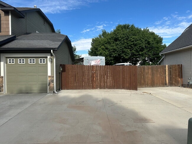 Building Photo - "Spacious 4-Bedroom Gem with 2.5 Bathrooms...