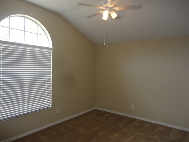 Foto del edificio - 1126 Blufield Ave