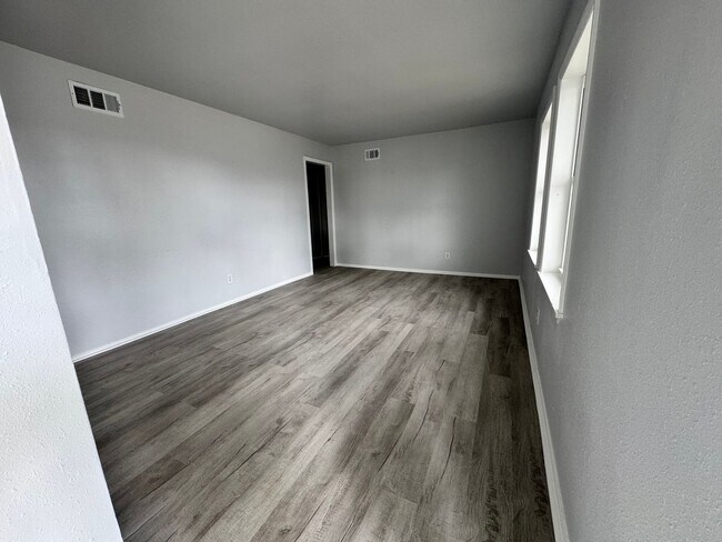 Foto del edificio - 421 W 65th Pl N