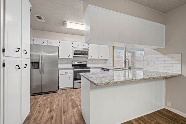 Building Photo - 2412 Botanical Dr