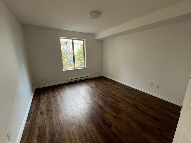Building Photo - 244 Sherbrooke St