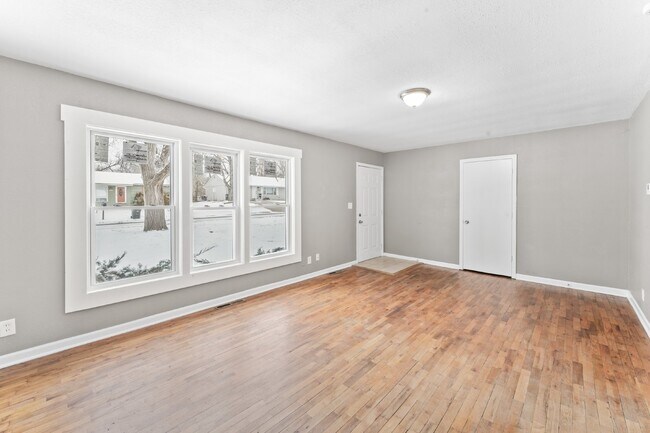 Foto del edificio - 2 Bedroom Home with Spacious Fenced In Yard!  1st Month's Rent is Free!*