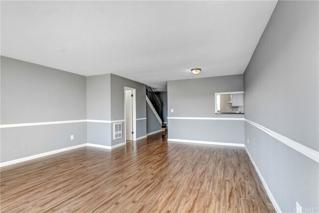 sala de estar - 730 N Eucalyptus Ave