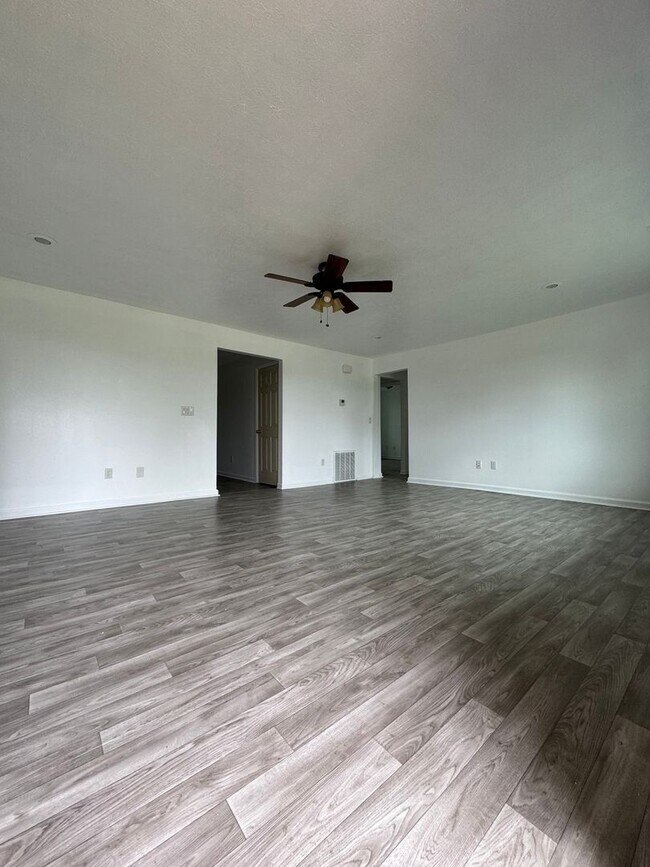 Building Photo - Country living with this large 3 bedroom 2...
