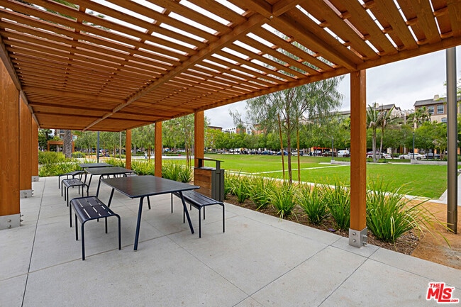Foto del edificio - 6400 Crescent Prk E