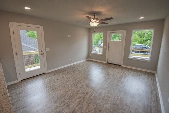 Building Photo - 2 Bedroom 2 Bathroom Home in Fayetteville, AR.