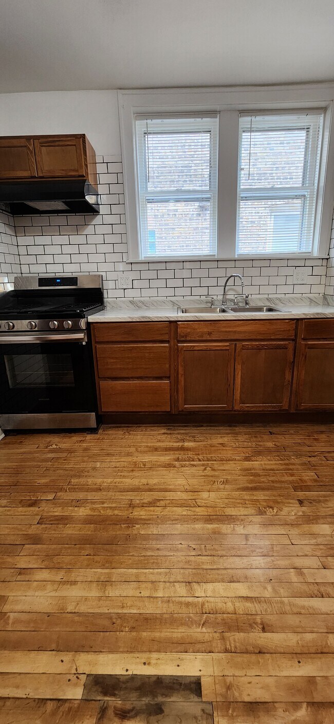 Photo - 4414 W School St Apartments