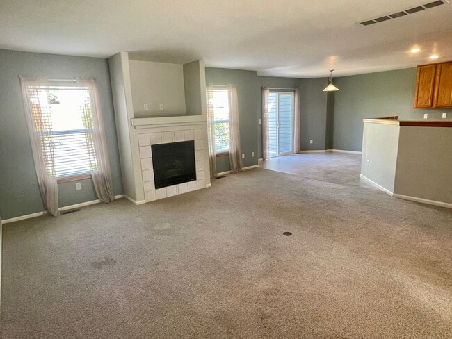 Building Photo - Cozy 3 Bed 2.5 Bath Townhome in Northwest ...