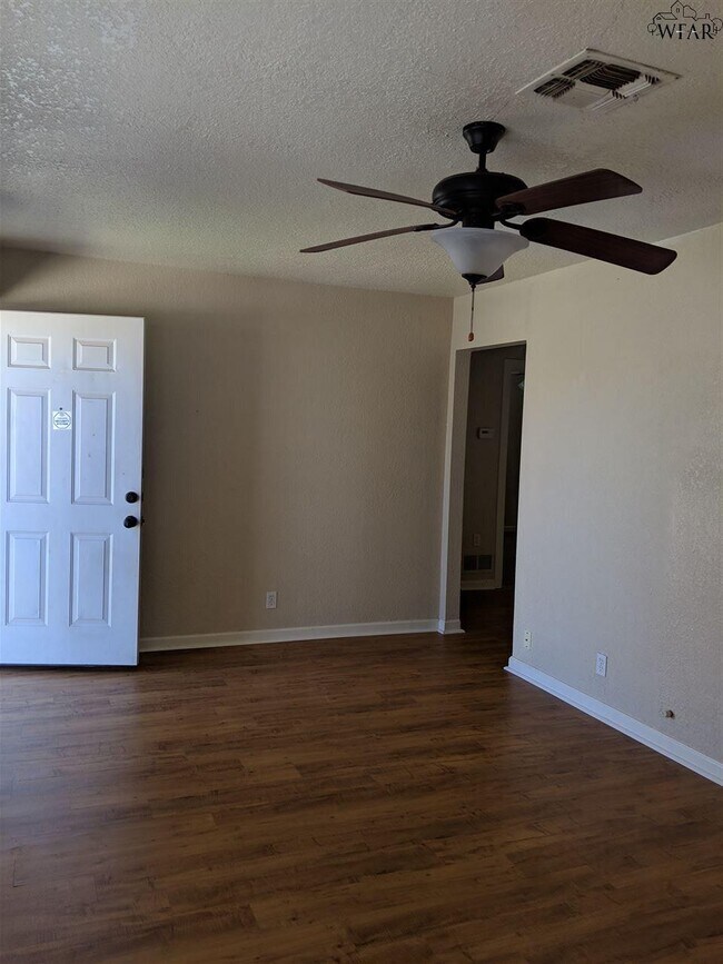 Building Photo - 1107 Fuller Cir