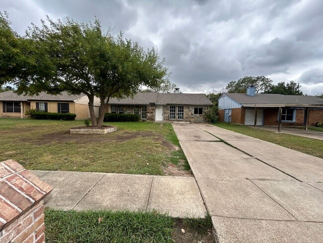 Photo - 2117 Highwood Dr House