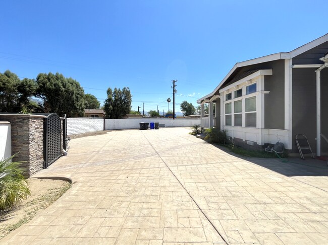 Building Photo - 2203 Portola St