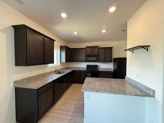Foto del edificio - 3 Bed 3 Bath Home Minutes Away from Ft. Carson, Peterson SFB , & Schriever SFB!!