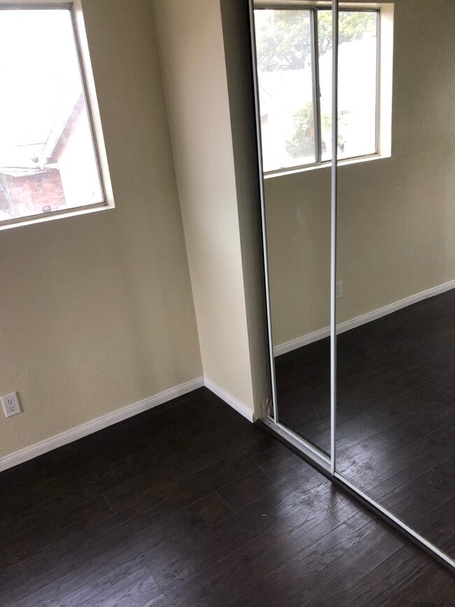 Foto del edificio - 716 1/2 W 60th St