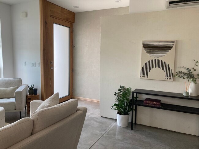 Puerta principal y entrada a la sala de estar - 438 N Stone Mountain Dr