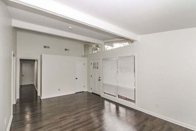 Building Photo - Beautifully Renovated Modern House in Norm...
