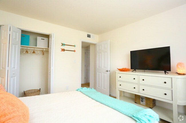 Foto del edificio - Emerald Point Apartments & Townhomes