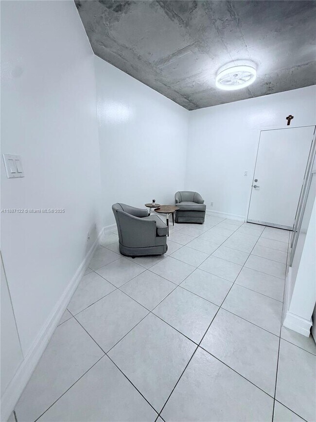Foto del edificio - 690 SW 1st Ct