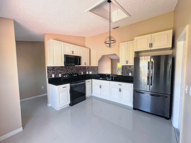 Building Photo - 2075 4th Ave SW