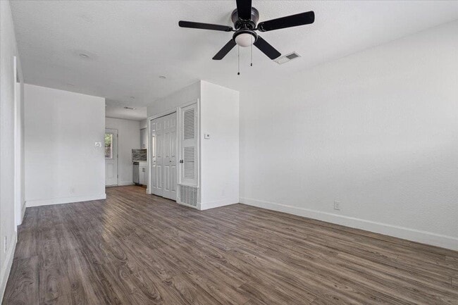 Foto del edificio - 1304 Falcon Cv