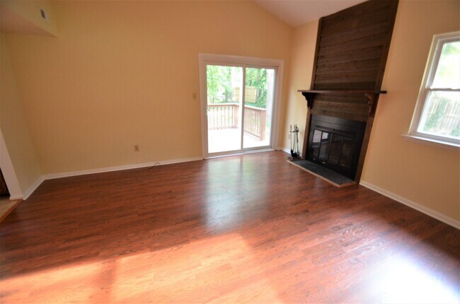Building Photo - Spacious Yorktown Gem with New Flooring & ...